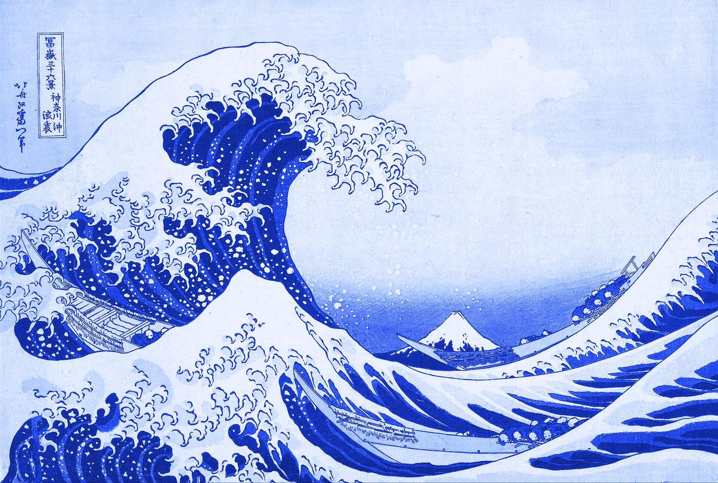 A Grande Onda de Kanagawa, de Hokusai, em duotone azul: uma onda enorme se ergue sobre três barcos, com o monte Fuji pequeno ao fundo.