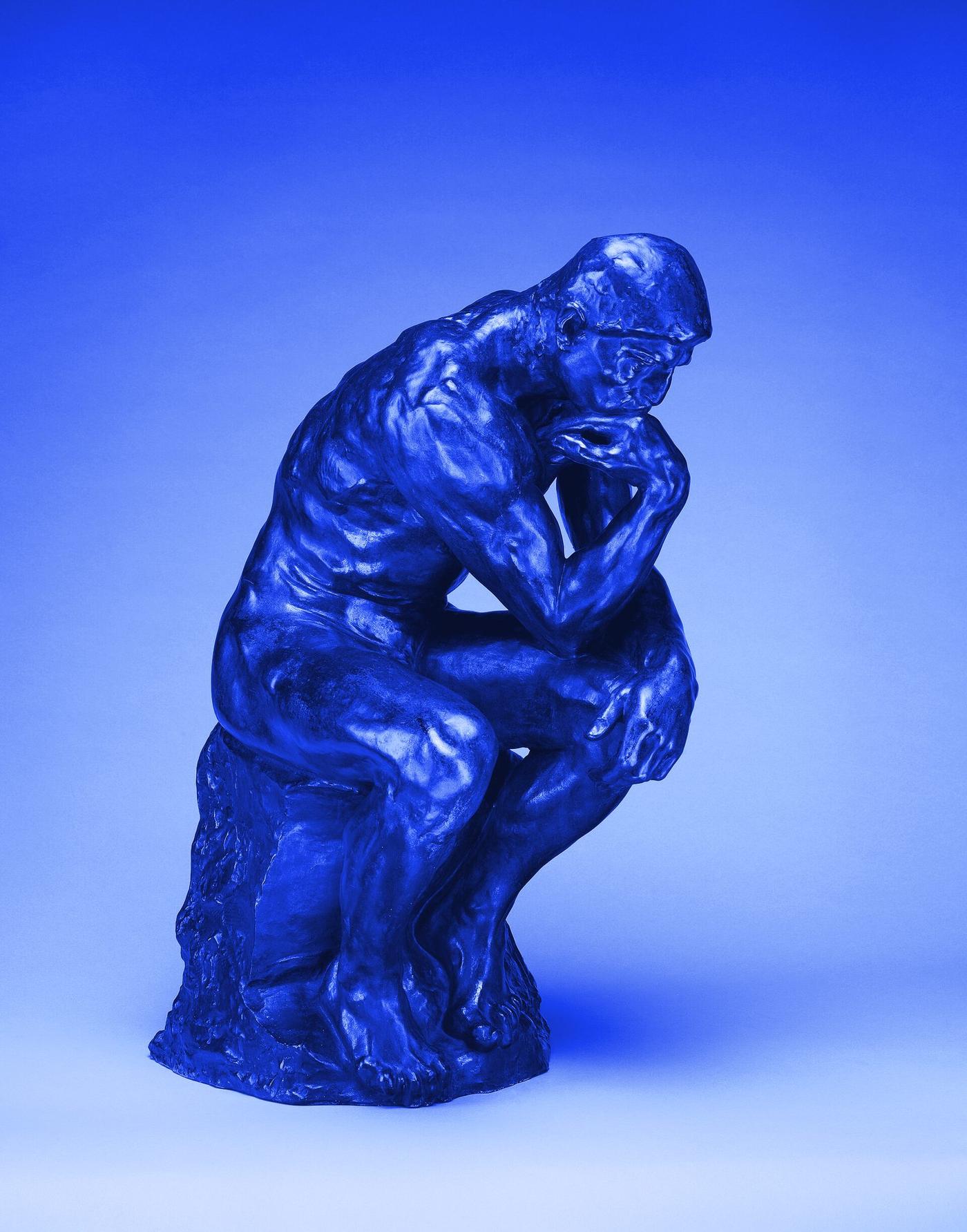 O Pensador, de Rodin, em duotone azul: homem sentado, queixo apoiado na mão, em silêncio.