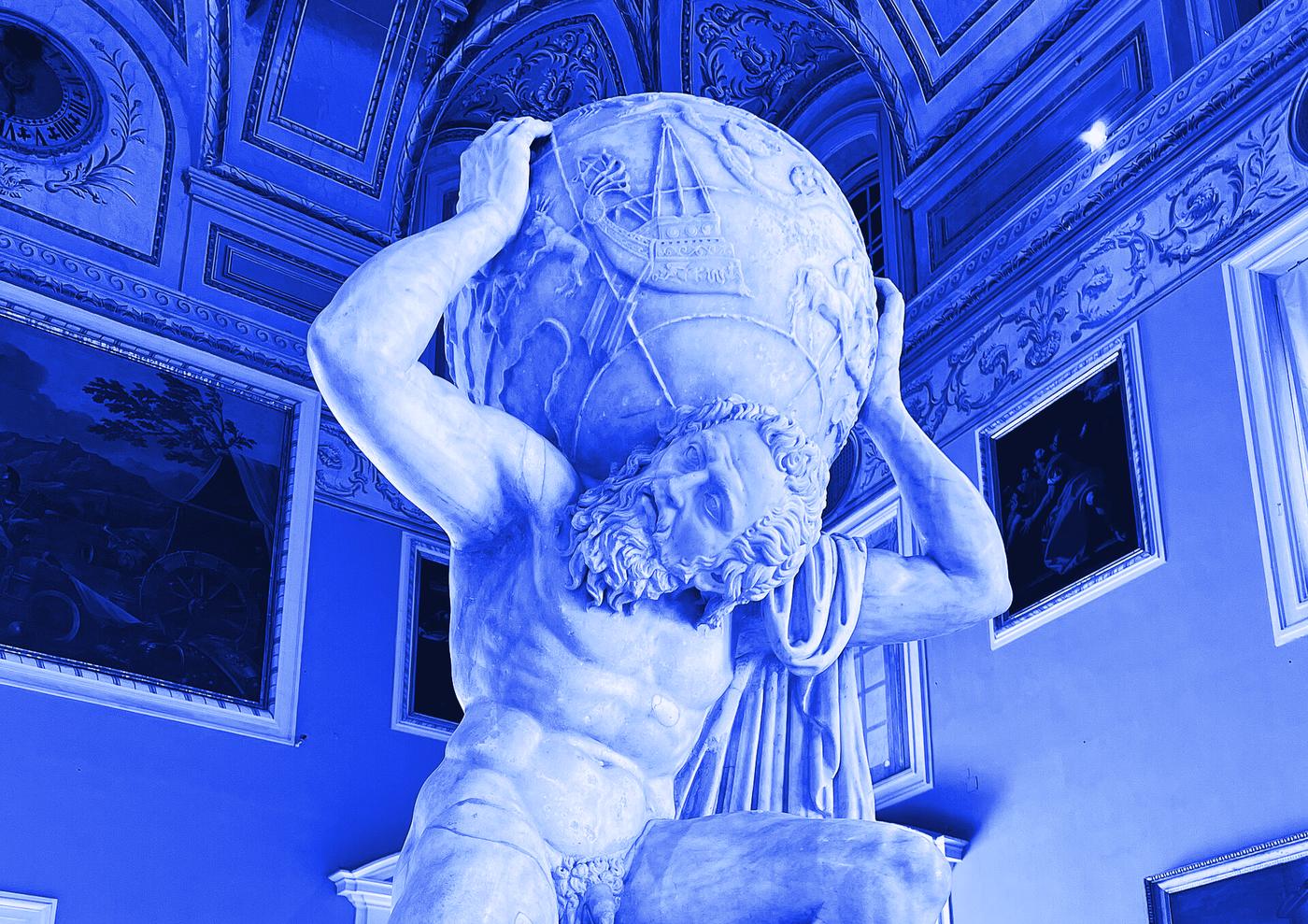 Atlas Farnese em duotone azul: escultura de mármore de um homem barbado, curvado sob um globo celeste que carrega nos ombros, numa sala de museu.
