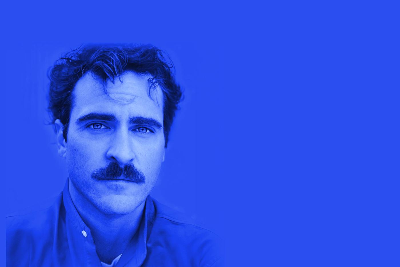 Cartaz do filme "Her" em duotone azul: Joaquin Phoenix, como Theodore, de bigode e camisa abotoada, olha de frente.