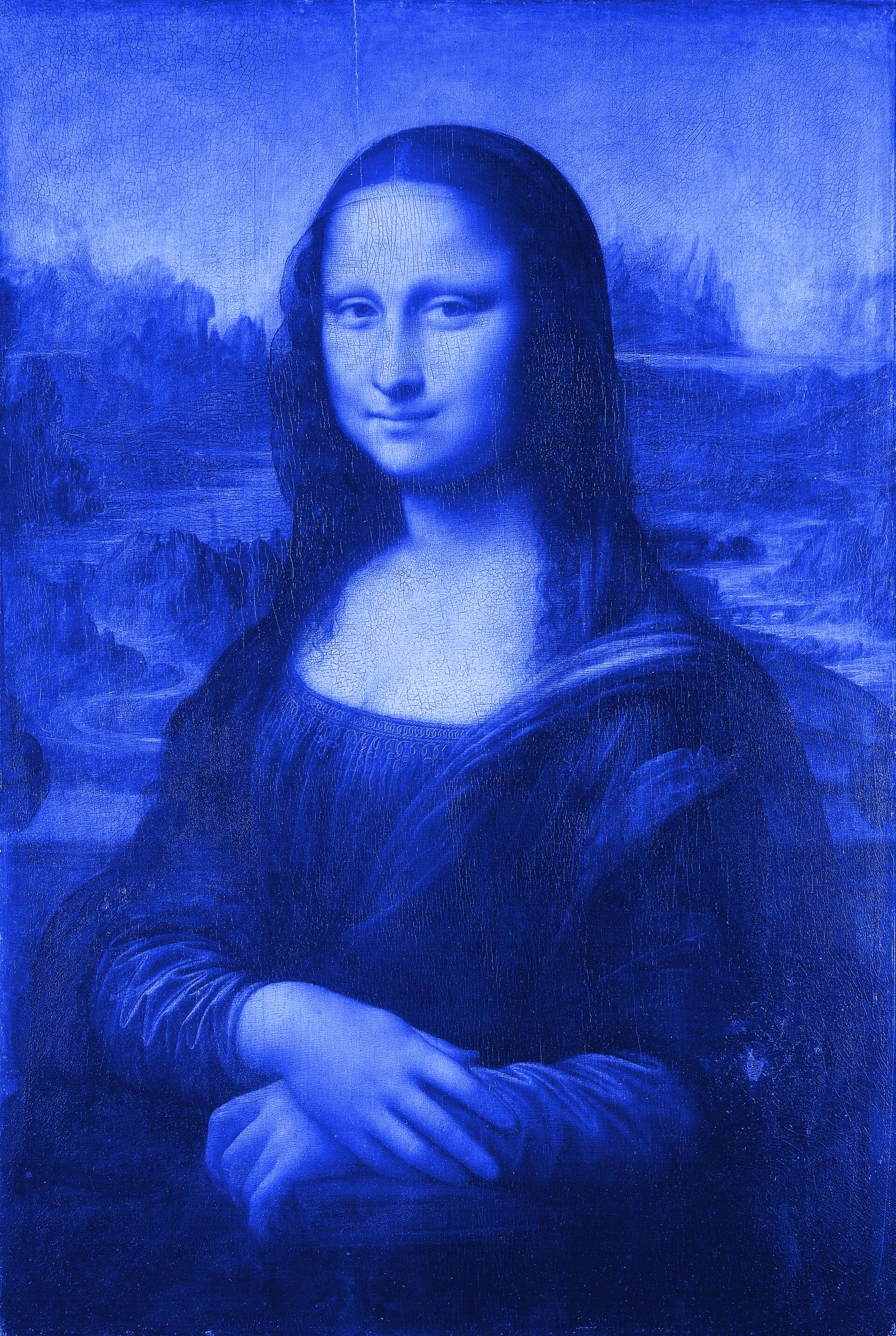 Mona Lisa, de Leonardo da Vinci, em duotone azul: mulher de meio sorriso e mãos cruzadas, olhando para quem olha o quadro.