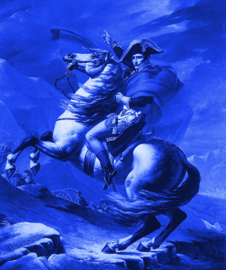 Bonaparte cruzando os Alpes, de Jacques-Louis David, em duotone azul: Napoleão num cavalo empinado, apontando para o alto da montanha